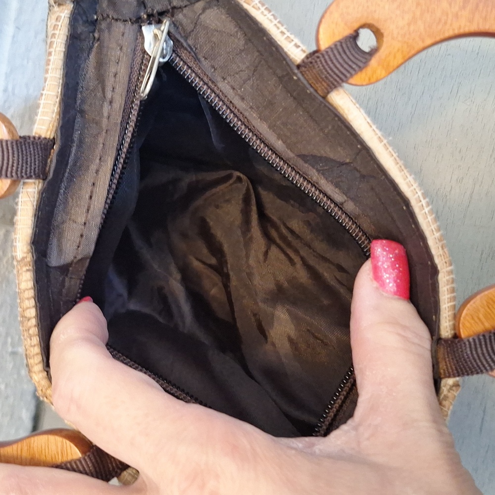 Elegant Unique Tan Flower Detail Wooden Handle Handbag. NWOT - Picture 9 of 9